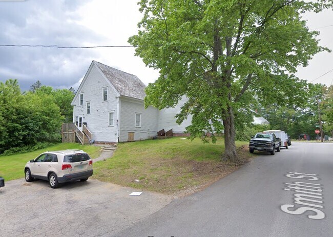 Private parking and entrance - 33 Bridge St