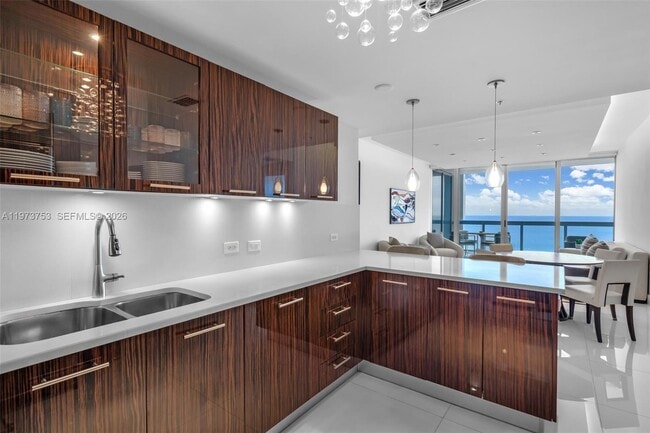 Foto del edificio - 6899 Collins Ave