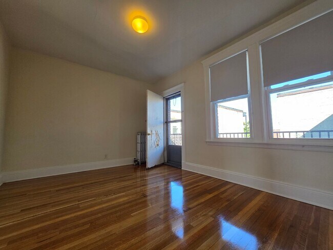 Foto del edificio - No Brokers Fee, No Security Deposit, Heat,...