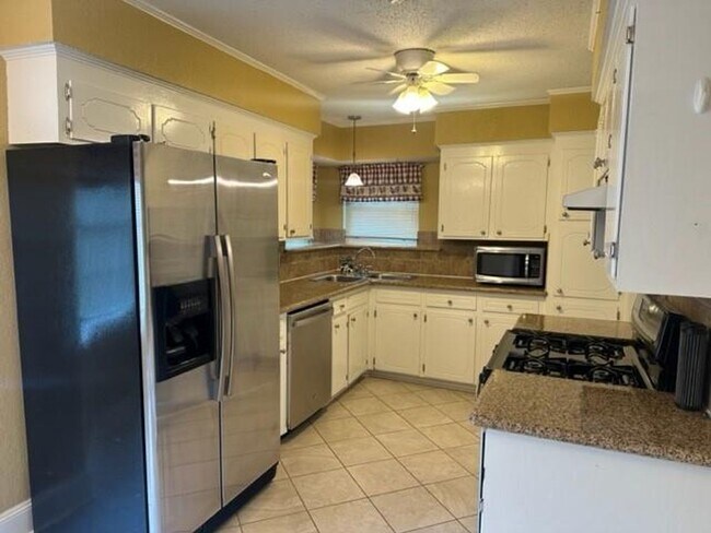 Building Photo - COME SEE THIS 3 BEDROOMS 2 BATH HOME! KITCHEN HAS GAS STOVE, DISHWASHER, MICROWAVE AND REFRIDGERA...