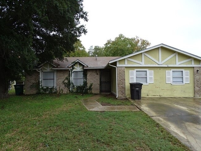 Photo - 5706 Lake Cove St House