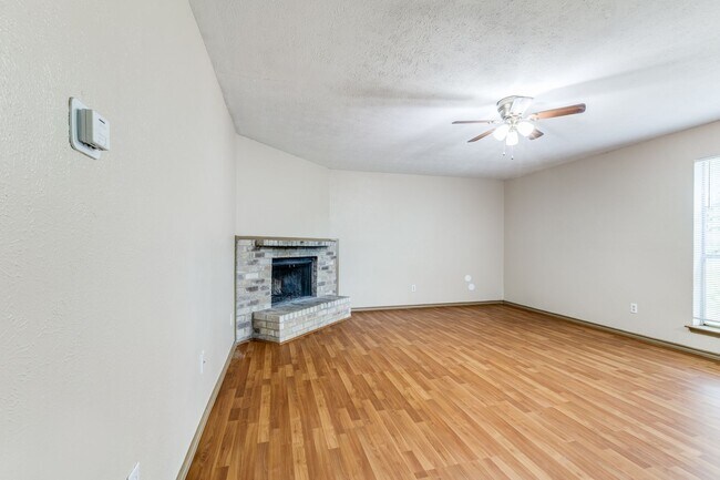 Foto del edificio - 7117 Edinburg Dr