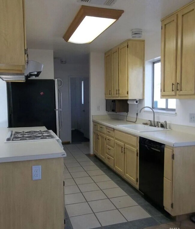 Foto del edificio - 3Bed, 2Bath **ON 2.5 ACRES!** Internet Paid.
