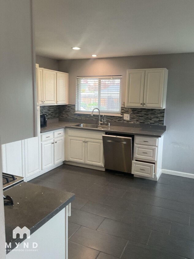 Building Photo - 1458 Ridgewood Dr