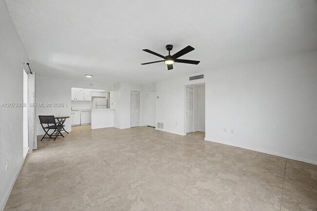 Foto del edificio - 6900 N Kendall Dr
