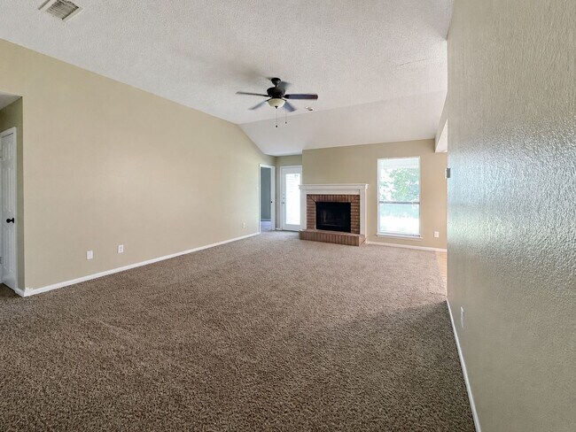 Foto del edificio - 4-Bedroom Home with Spacious Backyard in Stratford Estates