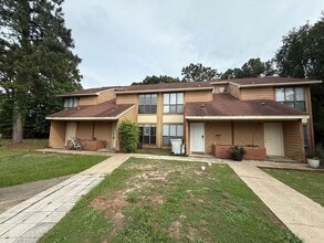 Building Photo - 2808 Villa Woods Cir