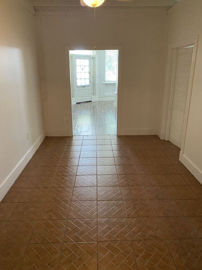 Building Photo - Large 1 bedroom 1.5 bath