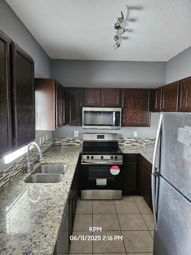 Building Photo - 1109 Colonial Palms Way