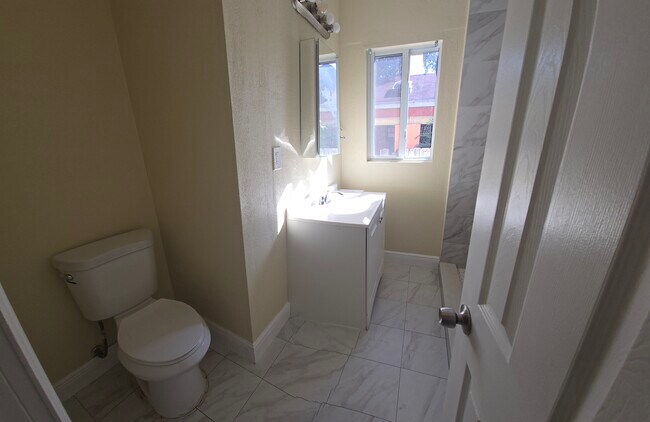 Baño1 - 1259 NW 34th Ave