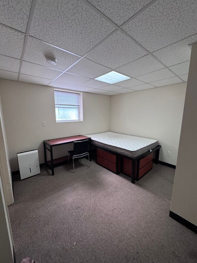 Building Photo - Cozy 1BR Hideaway at Campus Edge