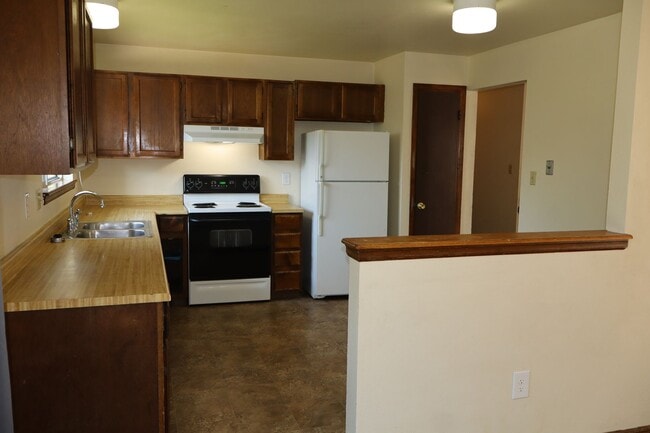 Building Photo - Spacious 4-Bedroom Single Family Home