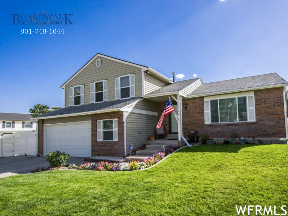 Foto principal - Updated 5-Bedroom Home in Sandy