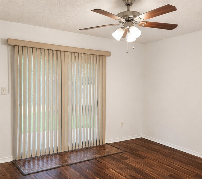 Dormitorio principal con acceso al patio trasero. - 3322 Crossman St