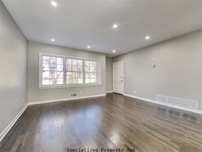 Building Photo - 425 Lindbergh Drive NE