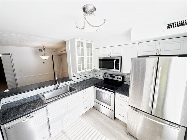 Building Photo - 709 Gardens Dr