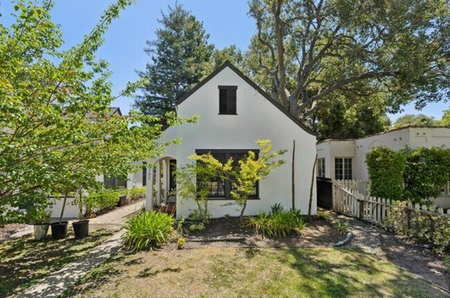 Building Photo - Downtown Palo Alto Cottage | Private Yard | Walk to University Ave