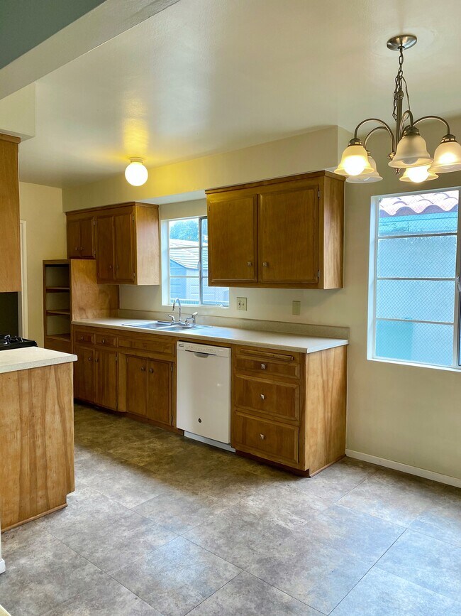 Kitchen-Dining room - 9520 Alexander Ave