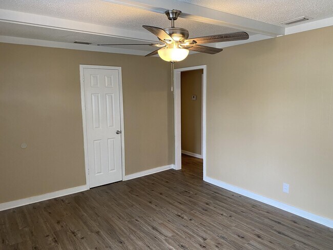 Building Photo - 3933 Brookmont Dr