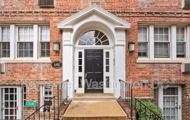 Foto del edificio - 4491 MacArthur Blvd NW