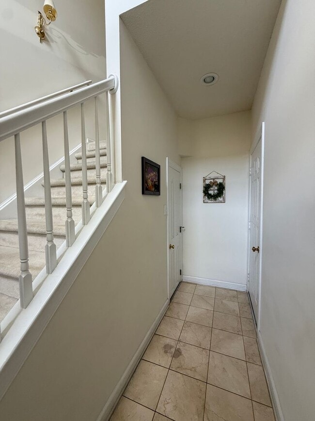 Building Photo - 3BD/2.5BA Brick Townhouse in Chancellors W...