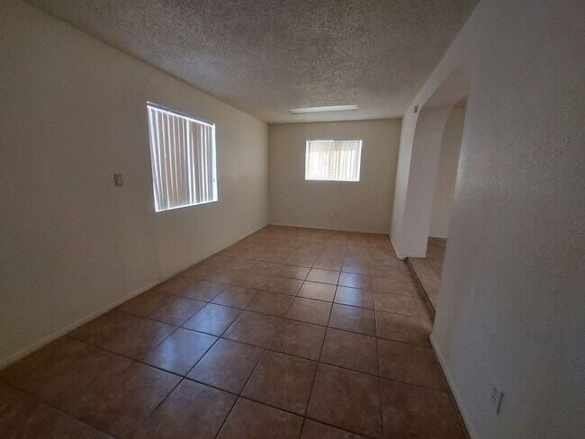 Building Photo - 4 Bedroom Home Close to Shopping!