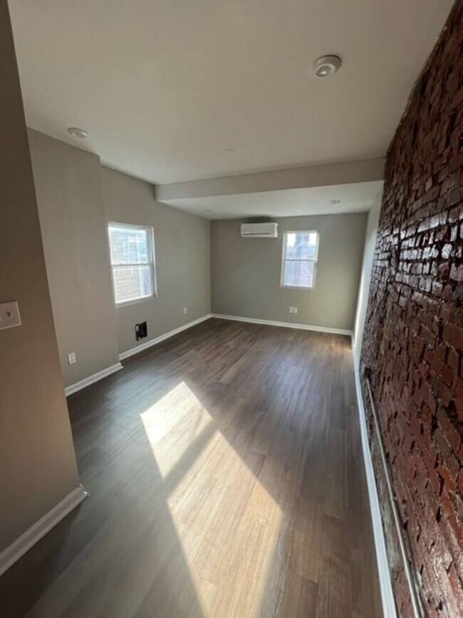 Building Photo - BEAUTIFUL BIG 4 BEDROOM 3 BATH READY TO MO...