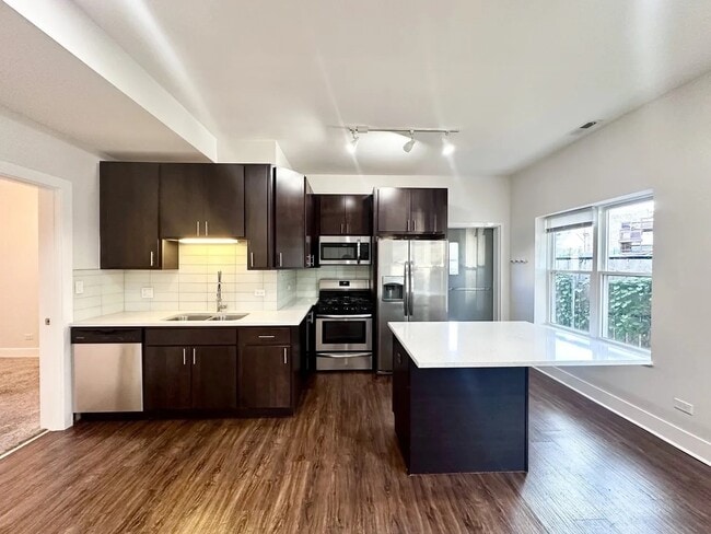 Building Photo - 2959 N Hamlin Ave