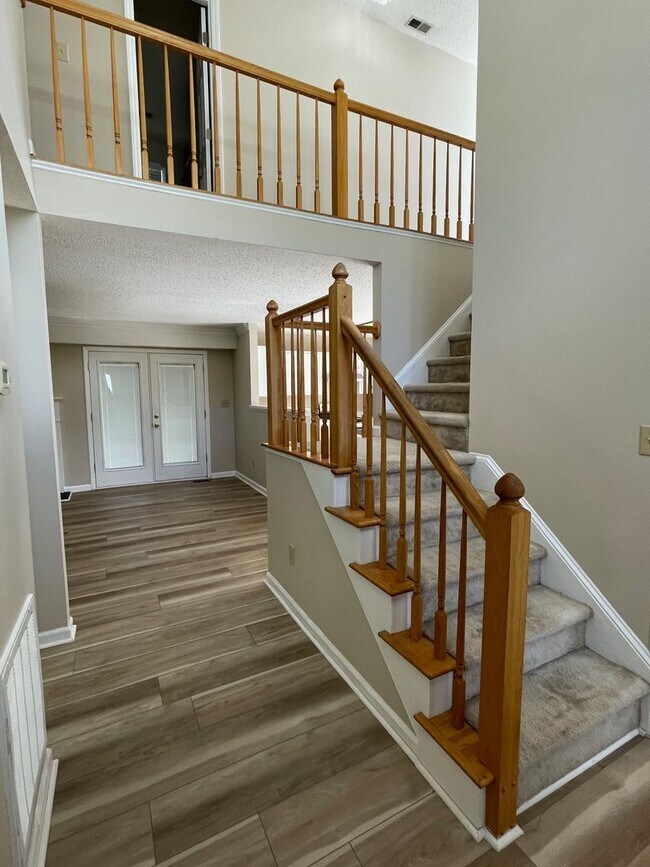 Building Photo - 10 Creekstone Ct