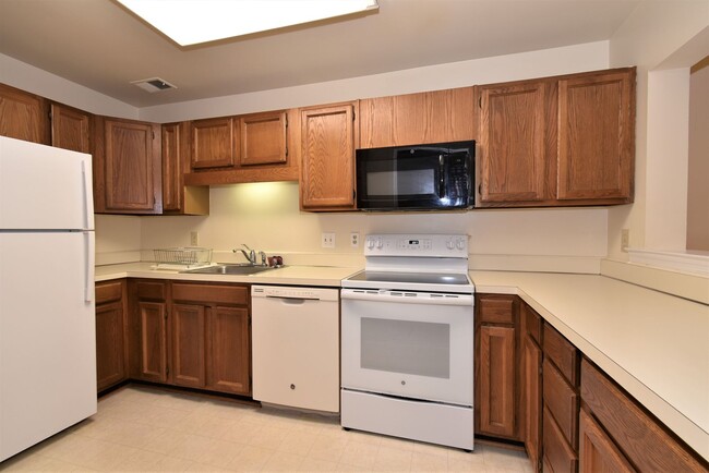 Building Photo - Big and Beautiful 2 Bedroom, 2 Full Bathroom, North Bethesda Condo!