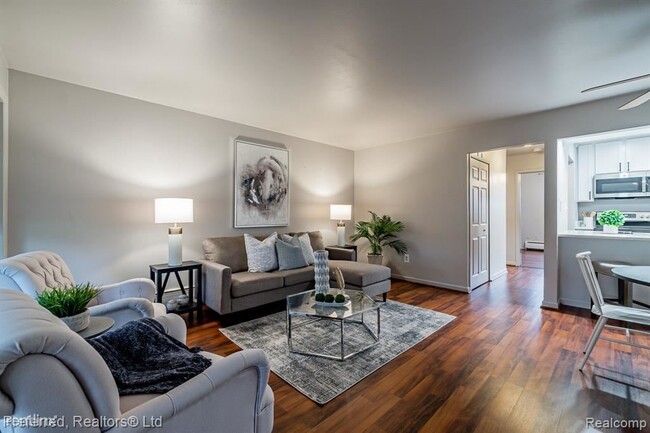 Building Photo - 1 br, 1 bath Condo - 15055 Hubbard St Apt 26
