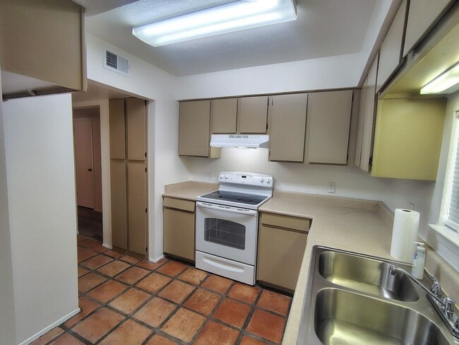 Foto del edificio - 1620 N Wilmot Rd