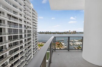 Building Photo - 220 Lake Shore Dr