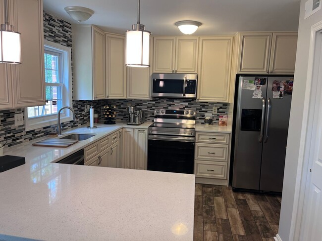 Building Photo - Updated Townhouse In Saratoga