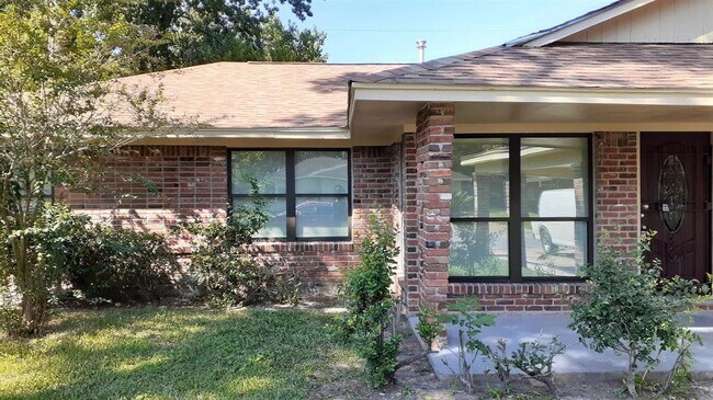 Foto del edificio - 10311 Royal Oaks Dr