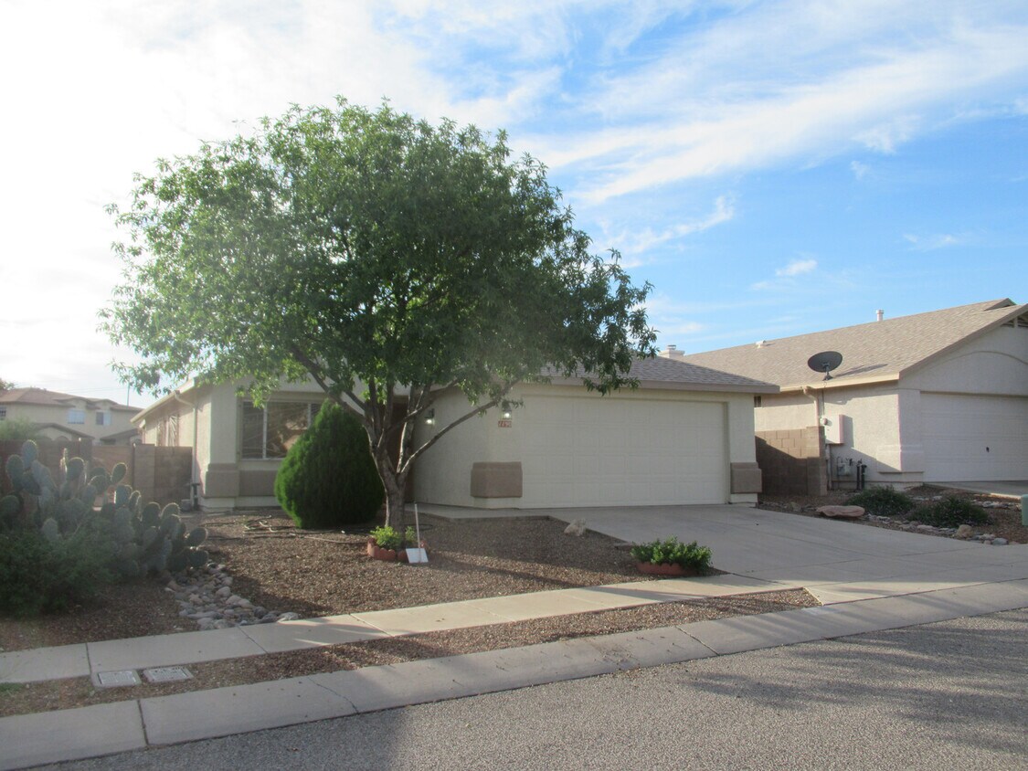 Foto principal - Attractive 4 Bedroom 2 Bath Home in the Tu...