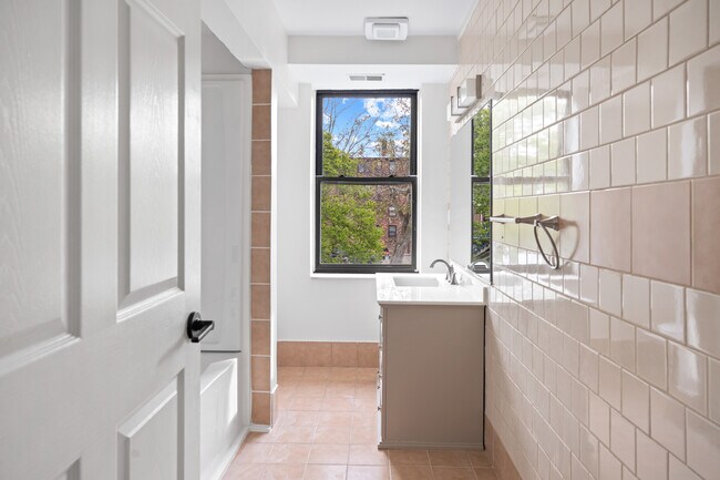 Foto del edificio - Van Dyke Village Apartments