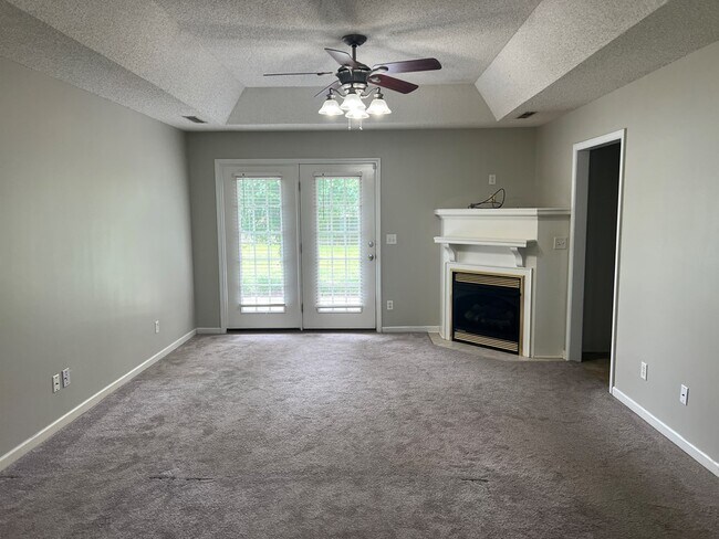 Building Photo - 325 Trailwood Dr