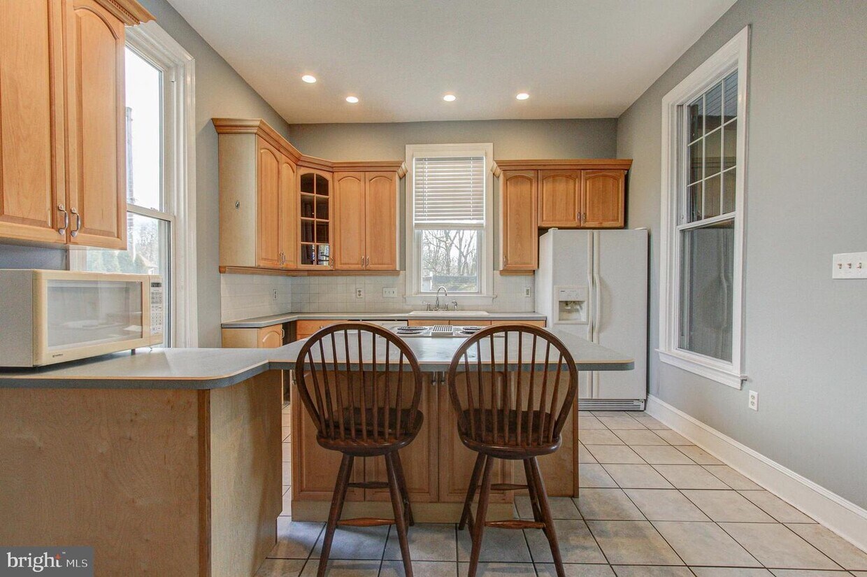 Primary Photo - 6 E Butler Ave
