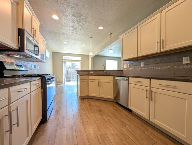 Foto del edificio - Beautiful 3-Bedroom, 2.5-Bath Home In the ...