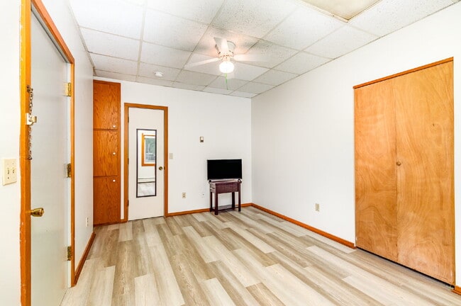 Building Photo - Efficiency Rental Available Immediately! $...