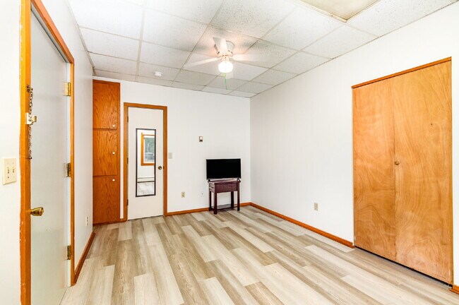 Foto del edificio - Efficiency Rental Available Immediately! $...