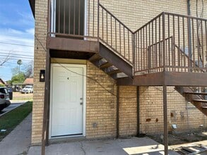 Building Photo - 705 Bustamante St
