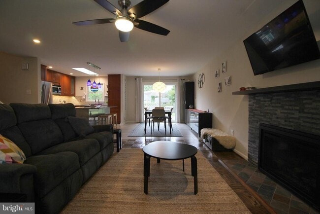 Building Photo - 1421 Mayflower Dr