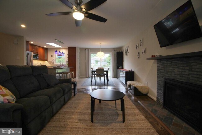 Foto del edificio - 1421 Mayflower Dr