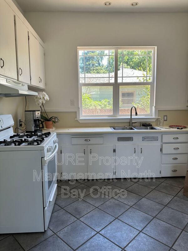 Foto del edificio - 559 N Oak St