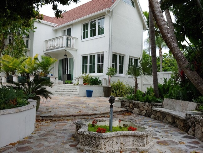 Building Photo - 912 NE 81st St