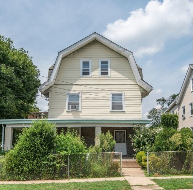 Building Photo - 660 Loraine St
