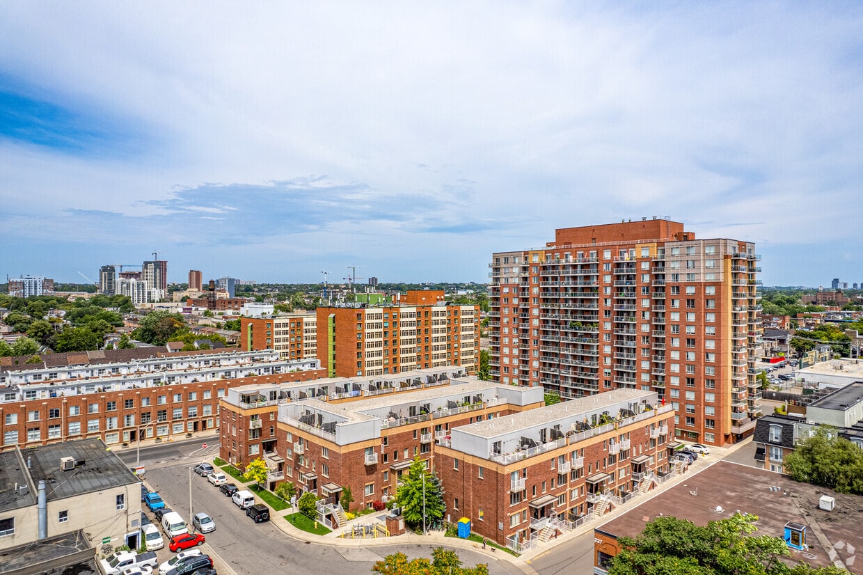 Brownstones on Bloor Apartments 1 Ruttan St Toronto, ON