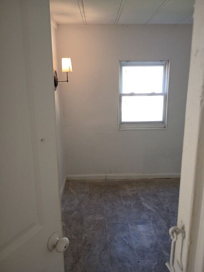 Building Photo - 2 Bed 1 Bath Mobile Home in East Village Mobile Home Community